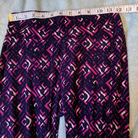 NWOT LULAROE SQUARES ONE SIZE LEGGINGS. - Picture 6 of 7